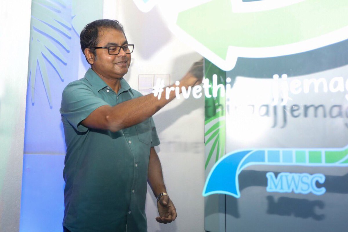 MoEnvmv's tweet image. Minister Hon @Thoriqibrahim and Managing Director of MWSC @FaZuLRaShYd officially launches Smart Bin, the first ever reverse vending machine made for recycling in the Maldives. 
#MEE #SmartBin