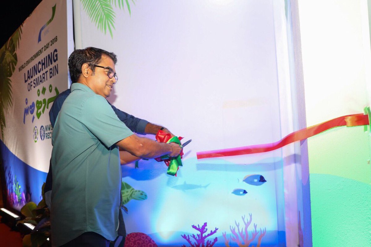 MoEnvmv's tweet image. Minister Hon @Thoriqibrahim and Managing Director of MWSC @FaZuLRaShYd officially launches Smart Bin, the first ever reverse vending machine made for recycling in the Maldives. 
#MEE #SmartBin