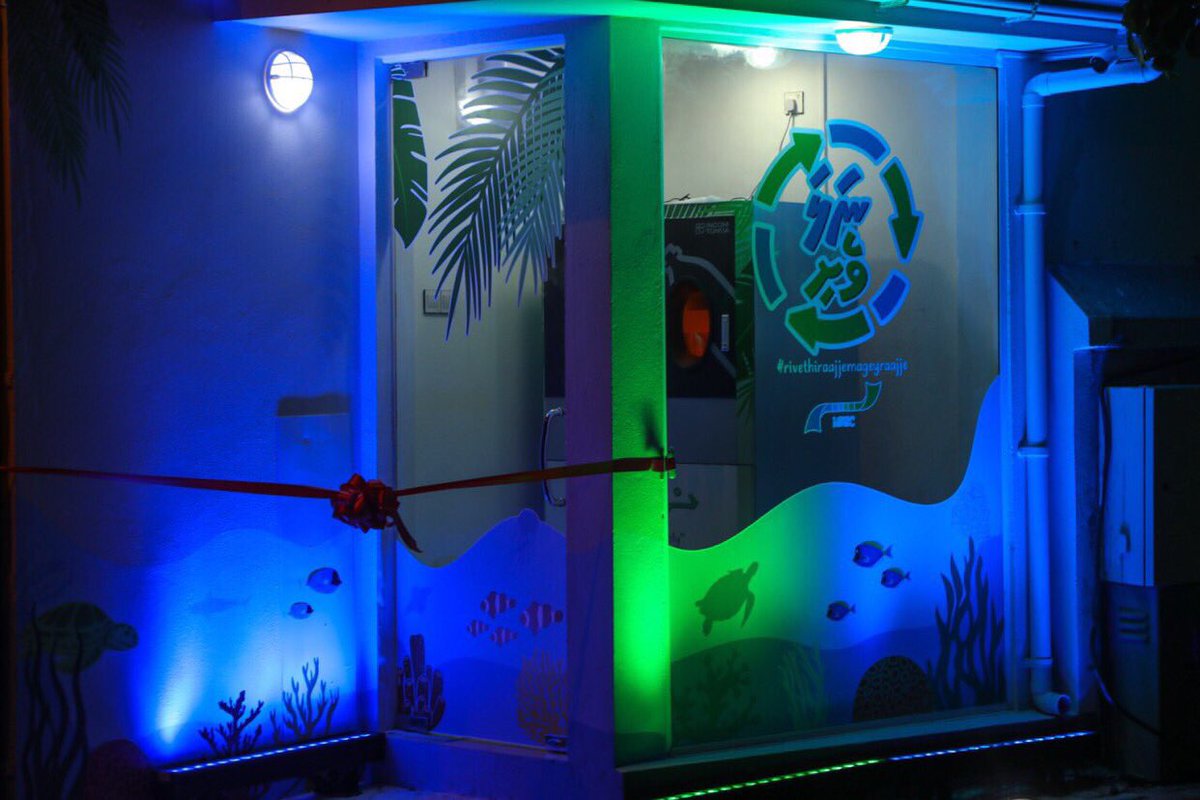MoEnvmv's tweet image. Minister Hon @Thoriqibrahim and Managing Director of MWSC @FaZuLRaShYd officially launches Smart Bin, the first ever reverse vending machine made for recycling in the Maldives. 
#MEE #SmartBin