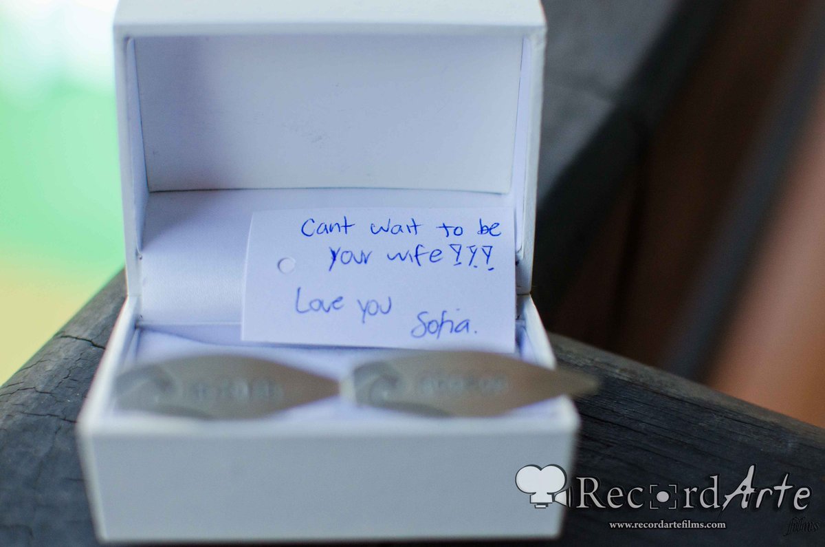 RecordArteFilms's tweet photo. Detalles que hacen aún más especial ese día
#boda #fotografia #fotografiadebodas #detalle #mancuernillas #amor #novia #novio #novios #mensaje #wedding #photography #weddingphotography #cufflinks. #weddingcufflinks #bride #message https://t.co/Ov11arRKew