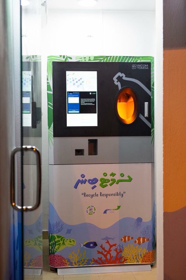 HdhMoadu's tweet image. Officially launched Smart Bin, the first ever reverse vending machine made for recycling of PET bottles  in the Male’. This is a good example shown by MWSC on Extended Producer Responsibility 
#MEE #SmartBin #WorldEnvironmentDay2018 #MWSC