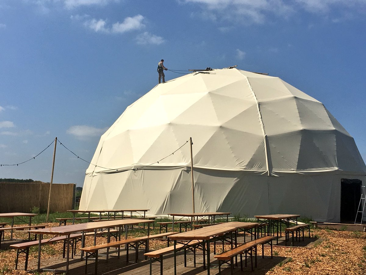 blauhynder's tweet photo. Vrije dag voor de artiesten maar niet voor Nic van @BeBambooDotEu die voor onderhoud de dome even moest beklimmen #delawei #lf2018 #grootstedomevaneuropa https://t.co/pphytwMpQM