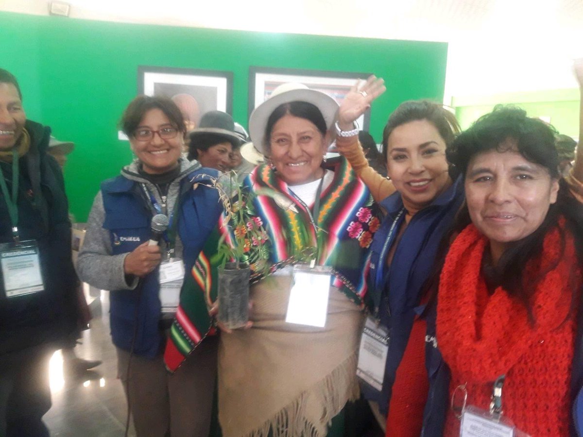 EmaguaBo's tweet photo. La Senadora Plácida Espinoza estuvo en el Orinoca (Oruro) donde se desarrolla la Feria Internacional del Medio Ambiente, en ocasión del 5 de junio #DiaMundialDelMedioAmbiente 
Lee lo que dijo aquí: https://t.co/jCPCOIJNkr https://t.co/gRzCX0rrqj