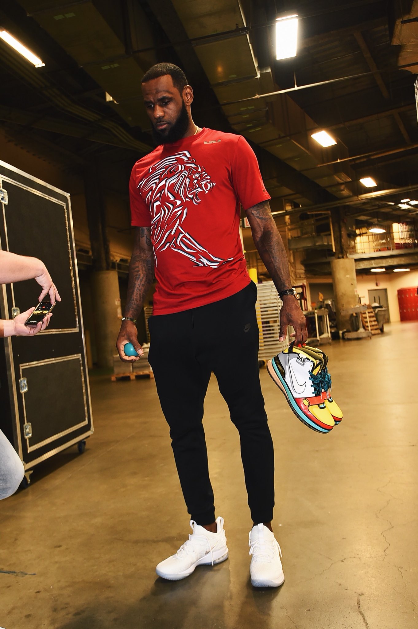 B/R Kicks on Twitter: ".@KingJames to practice wearing the Nike LeBron Low and “Stewie Griffin” in hand https://t.co/EBMG1YF9Th" / Twitter