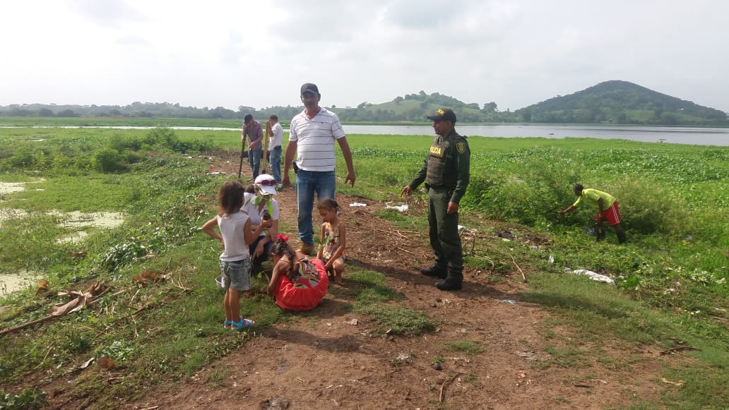 AlcaldiaMomil's tweet photo. DÍA MUNDIAL DEL AMBIENTE
Con en fin de participar en el #DiaMundialDelMedioAmbiente se realizó siembras de árboles a la orilla de la Ciénaga Grande de Momil.
La  actividad ambiental contó con la Participación de la Policía de Momil y los funcionarios de la Umata.
@PoliciaDECOR https://t.co/eay0cjvGuf
