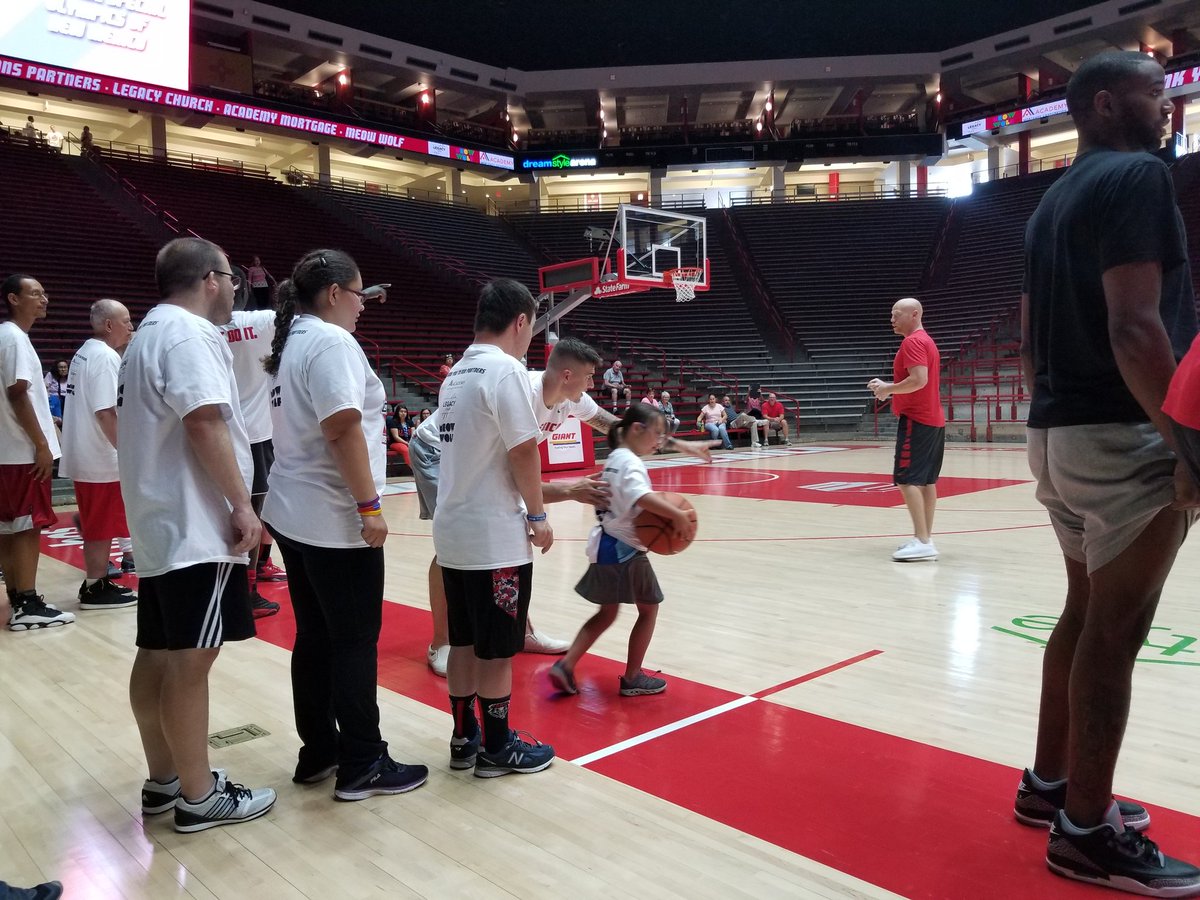 Huge thank you to <a href="/SONewMexico/">Special Olympics New Mexico</a> for coming out to The Pit today! We had a blast shooting hoops with you in today's Special Olympics Camp! #GoLobos