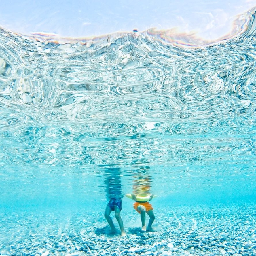 instagram's tweet photo. I spy...some amazing underwater light. #WHPshine https://t.co/iCPeNbCnQI https://t.co/PU8dtbZIo0