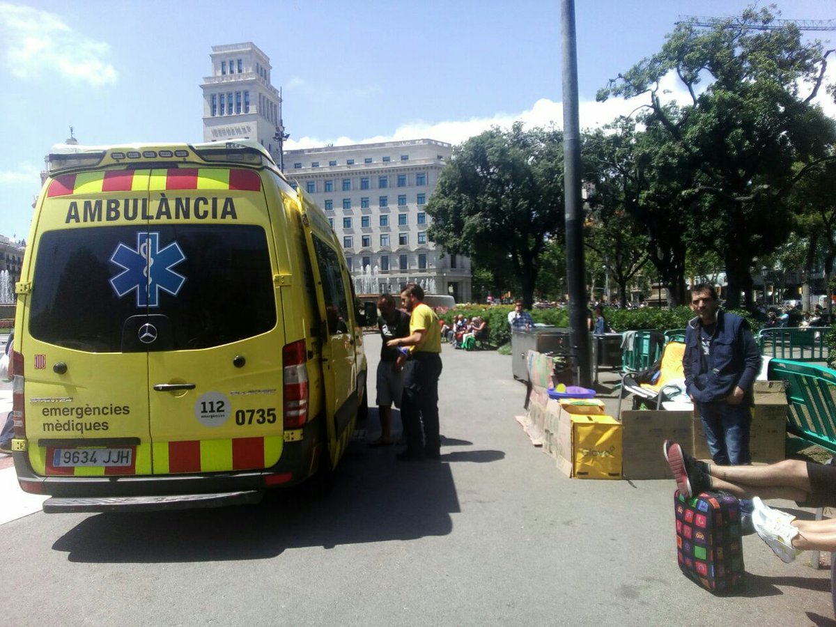 SenseSostre_BCN's tweet photo. Un activista d'#AcampadaXDrets (BCN) a punt de superar el tercer rècord de vaga de fam a l'estat amb 49 dies, marejos, infecció d'orina i danys al ronyó comencen a ser els efectes col·laterals.
El @bcn_ajuntament mira a un altre costat #RemunicipalitzacióJa

RT #VagaSenseSostre https://t.co/GOtMeY4cYH