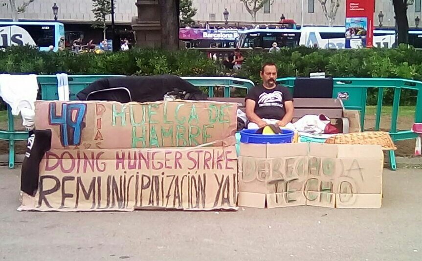 SenseSostre_BCN's tweet photo. Un activista d'#AcampadaXDrets (BCN) a punt de superar el tercer rècord de vaga de fam a l'estat amb 49 dies, marejos, infecció d'orina i danys al ronyó comencen a ser els efectes col·laterals.
El @bcn_ajuntament mira a un altre costat #RemunicipalitzacióJa

RT #VagaSenseSostre https://t.co/GOtMeY4cYH