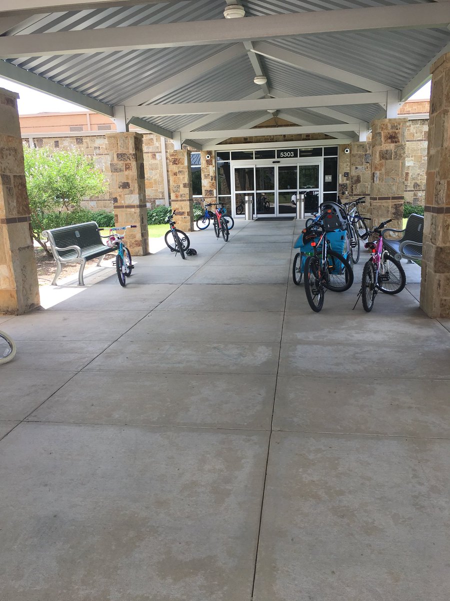 Loved seeing all of these bikes owned by families coming to visit the @kisdjre library today! @JRELibrary #JRErocks