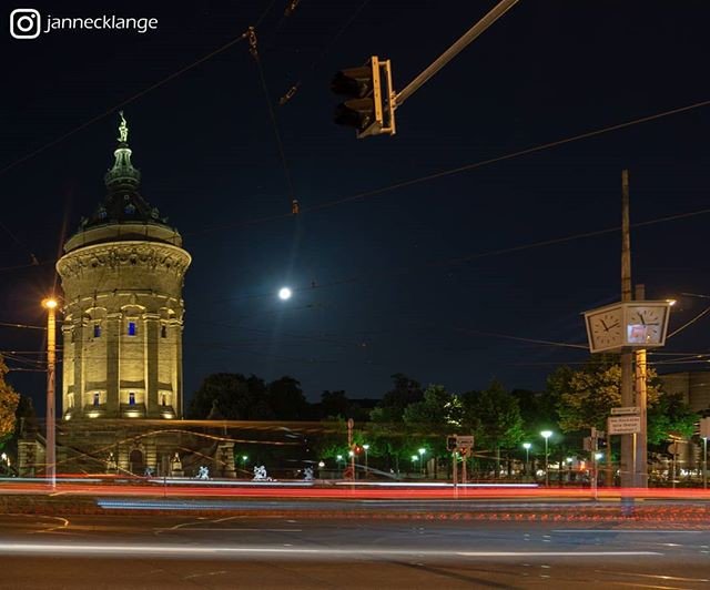 PhotographyMode's tweet photo. Reposting @jannecklange: - via @Crowdfire 
Nun habe ich auch mal mit den lichtern von Autos gespielt. Das scheint relativ einfach zu dein. Vieleicht kommt da demnächst noch mehr.
.
.
#mannheimcity #Mannheim #monnem #mannheimlove #wasserturm #citylights #city #carlights #car #auto https://t.co/RMMF0aFsup