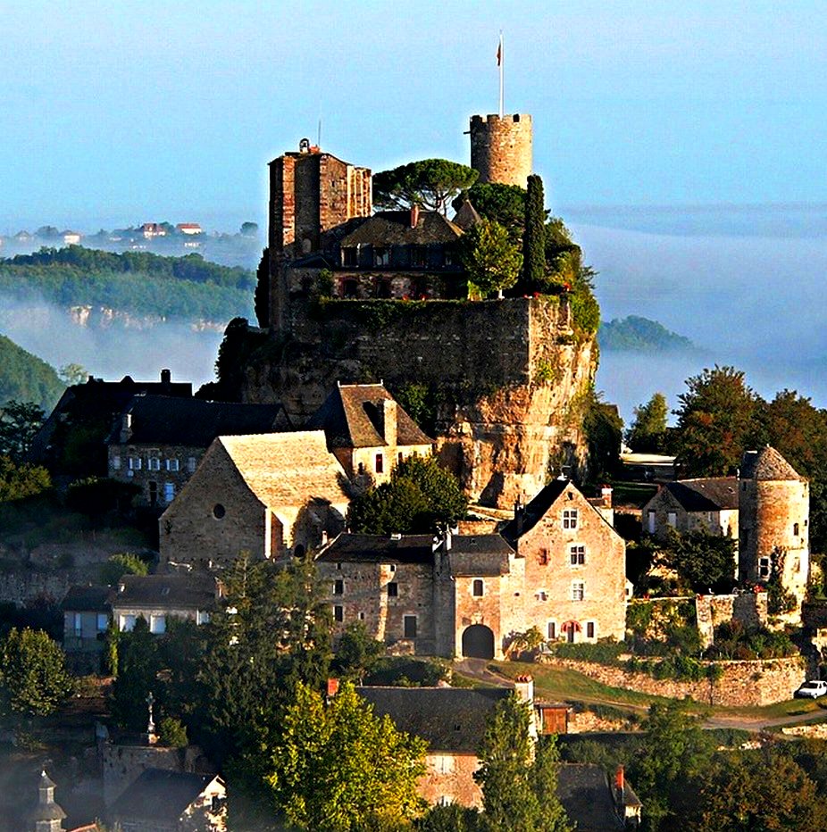Detail, Trumeau castle started, built 14th to 1738, in Meyssac, Nouvelle Aquitaine, France