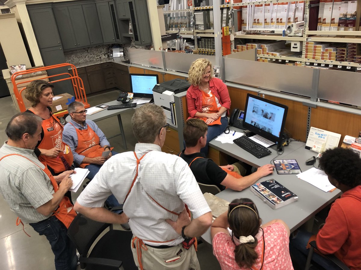 DannyRebath's tweet photo. The wonderful ASM @Lynette_HD0949 showing her associates the ins and outs of Service Connect! #LeadByExample https://t.co/vHNyUOu5CG