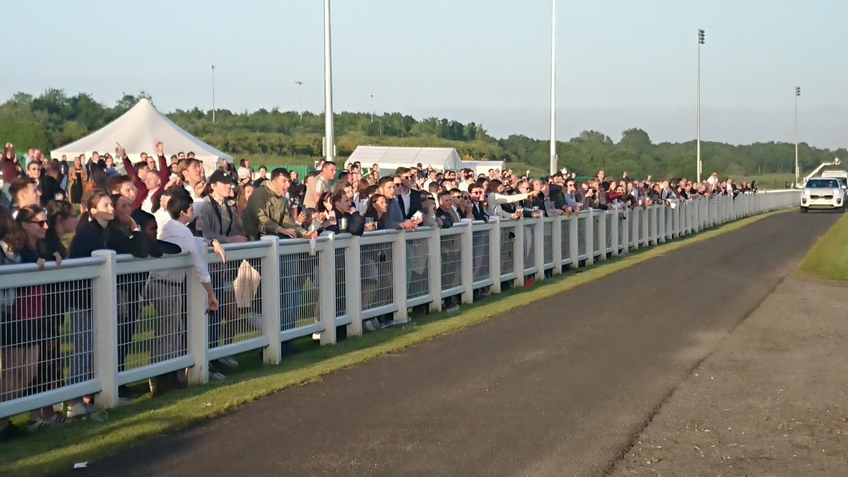 NewcastleRaces's tweet photo. Plenty of @durham_uni students in attendance this evening, enjoying the all-weather racing, creating a fantastic atmosphere on a glorious evening in #highgosforthpark ☀ 🐎 https://t.co/XVGZQy0pmq