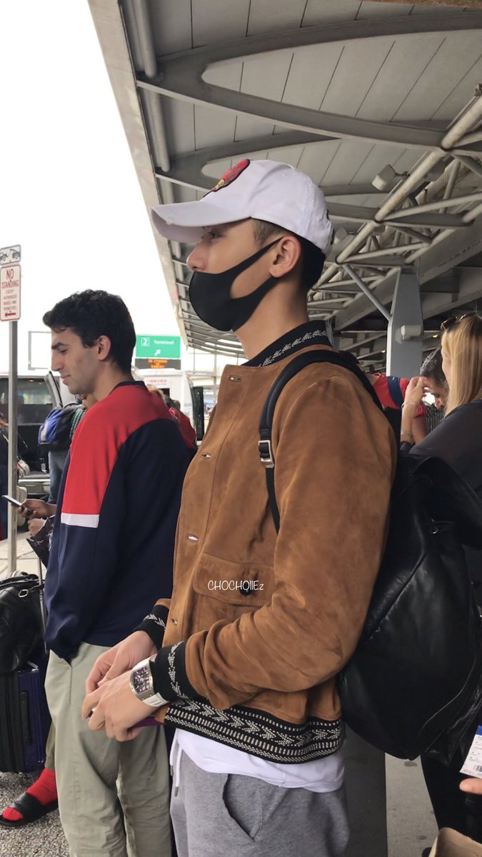CHOCHOllEz's tweet photo. ขอลาหยุดมารับน้อง เค้าเรียกว่าความรักค่ะ ฮือออ 💕💕💕  06.05.18 JFK Airport - arrived - #ZTAOxYSL https://t.co/j9CboTgIwQ
