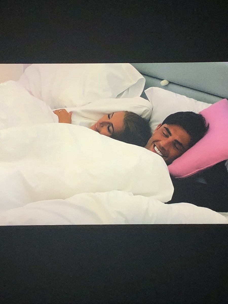 chelsealeigh_x's tweet photo. These pair give me all the feels 💛💛💛 #loveisland https://t.co/3EPhJWeK72