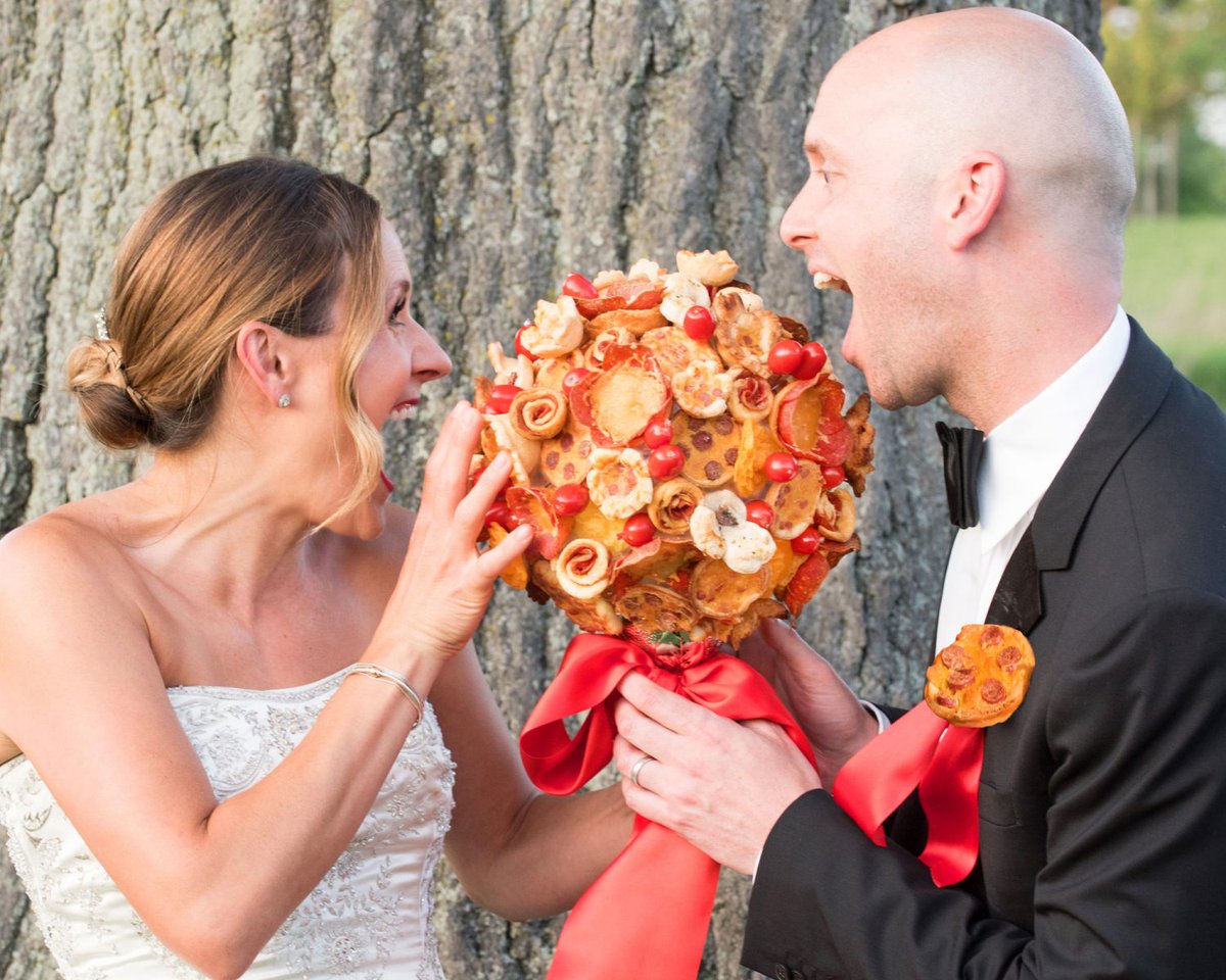 VIP_PDX's tweet image. Wow! Really?
theknotnews.com/pizza-wedding-…
#weddings #bouquet #flowers #pizza #trends
