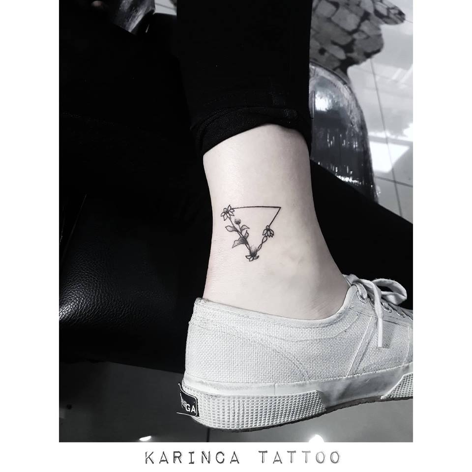 #triangle #tattoo #ankletattoo #ayakbileği #dövmeci #dövme #flower #botanicaltattoo #çiçekler #dövmeciler #dövmemodeli #dövmecim #dövmefikri #küçükdövmeler #minimaldövmeler #dövmesalonu #istanbuldovme #istanbul #kadıköy #acıbadem #tattooedgirls #tattooedwoman #blacktattoo #inked