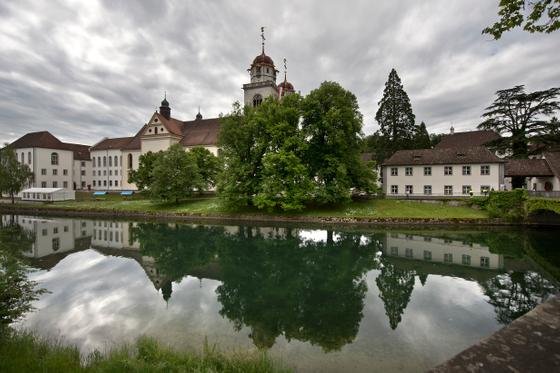 NZZ's tweet image. Rheinau will das Grundeinkommen testen - damit soll ein Jahr lang im Zürcher 1300-Seelen-Dorf jeder und jede bedingungslos ein Einkommen erhalten. nzz.ch/zuerich/rheina…