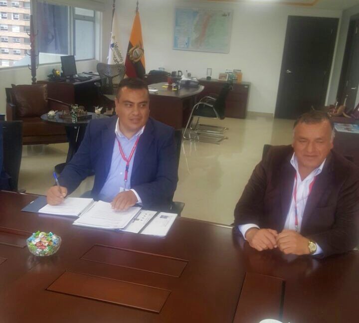 Alex Cruz, <a href="/GoberCarchi/">Gobernación de Carchi</a>, se reunión con Carlos Pérez, Ministro de Hidrocarburos, Juan Carlos Yar, Asambleista de Carchi, Carlos García y representantes del transporte de Carchi con el fin de incluir a los transportistas de combustible y ampliar las rutas de distribución.