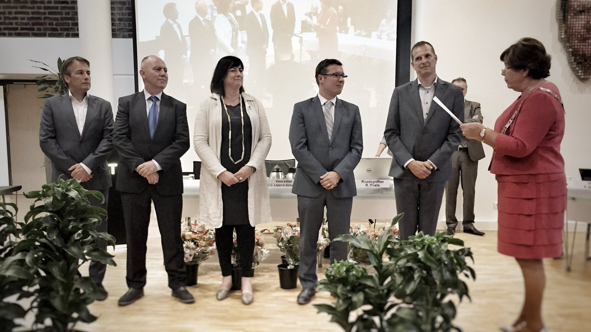 gemeenteHadM's tweet photo. Zojuist zijn Bob Vostermans, Eric Beurskens, Thijs Kuipers, Birgit op de Laak en Han Geurts officieel beëdigd. 

Lees hier meer over de portefeuilleverdeling en ‘Krachtig Horst aan de Maas, gezonde blik op de toekomst!’: https://t.co/vJo7OjmZtR

Foto: Eugene van Hoof https://t.co/umeXjaRnHH