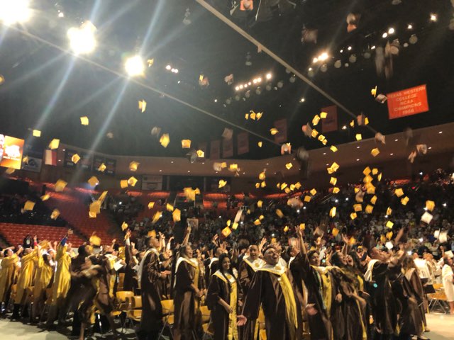 cynsationalcynd's tweet photo. #ahspanthers #ahsclassof2018 #proudpantherprincipal https://t.co/RTrx7CogQ2