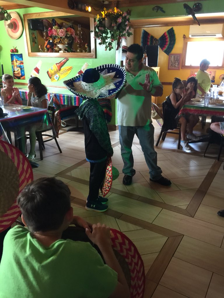 LPedowitz's tweet photo. Hola from Mangoes!@MsA_oceanside @OaksSchool3 https://t.co/O3jlGFofmv