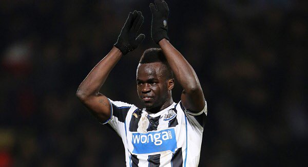 ActuFoot_'s tweet photo. Il y a un an jour pour jour, Cheik Tiote nous quittait victime d’une crise cardiaque. https://t.co/jyvoKzhBFX