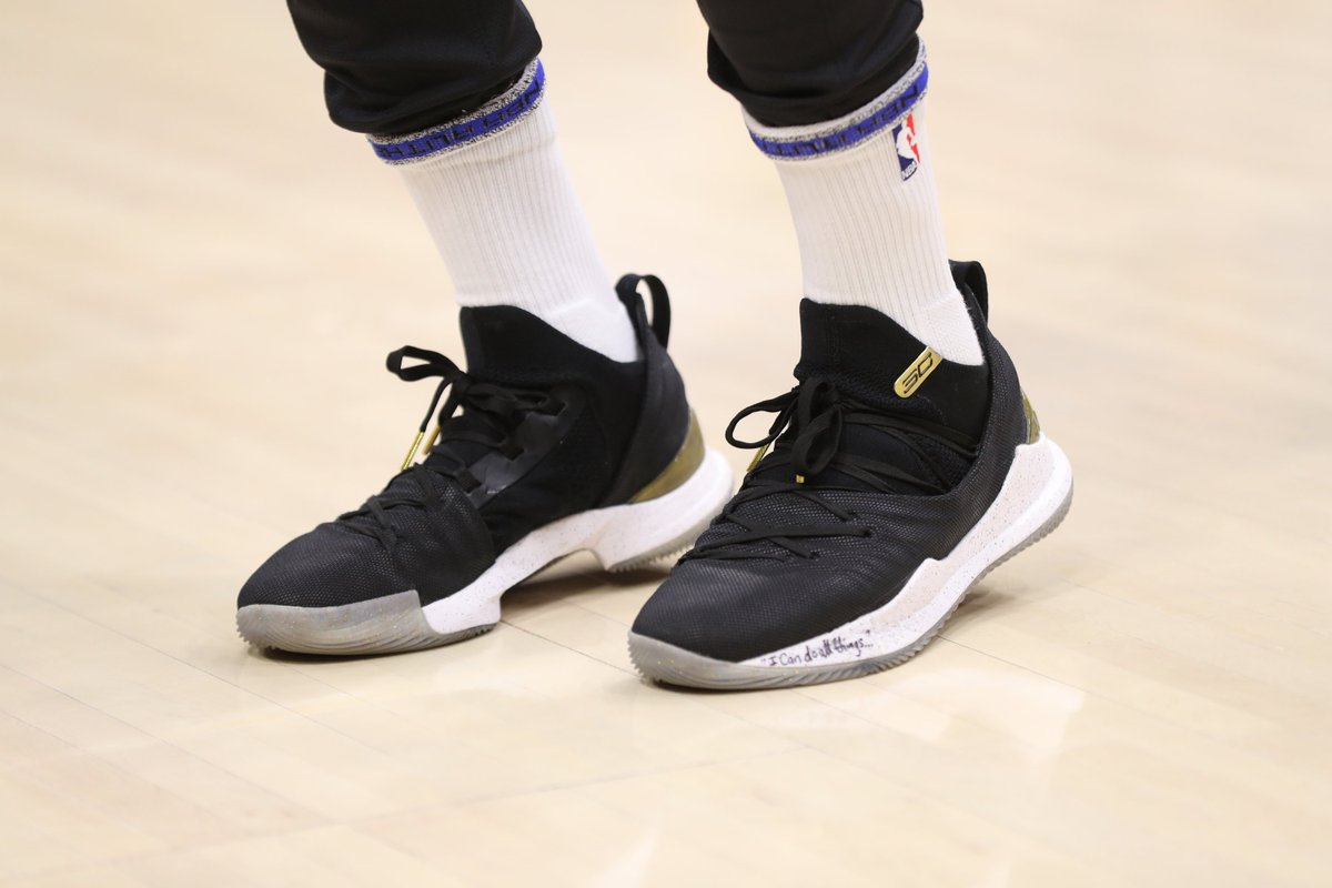 curry wearing curry 5