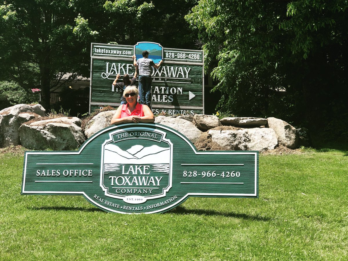 LakeToxawayCo's tweet photo. We look forward to welcoming visitors and our longtime friends to #laketoxaway with our new signage.  #liveinenchantment #828isgreat #historictoxaway @FuelingBrands https://t.co/Sy5zVrf8Uj
