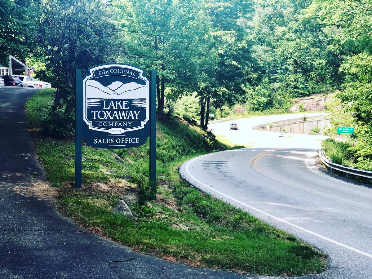 LakeToxawayCo's tweet photo. We look forward to welcoming visitors and our longtime friends to #laketoxaway with our new signage.  #liveinenchantment #828isgreat #historictoxaway @FuelingBrands https://t.co/Sy5zVrf8Uj