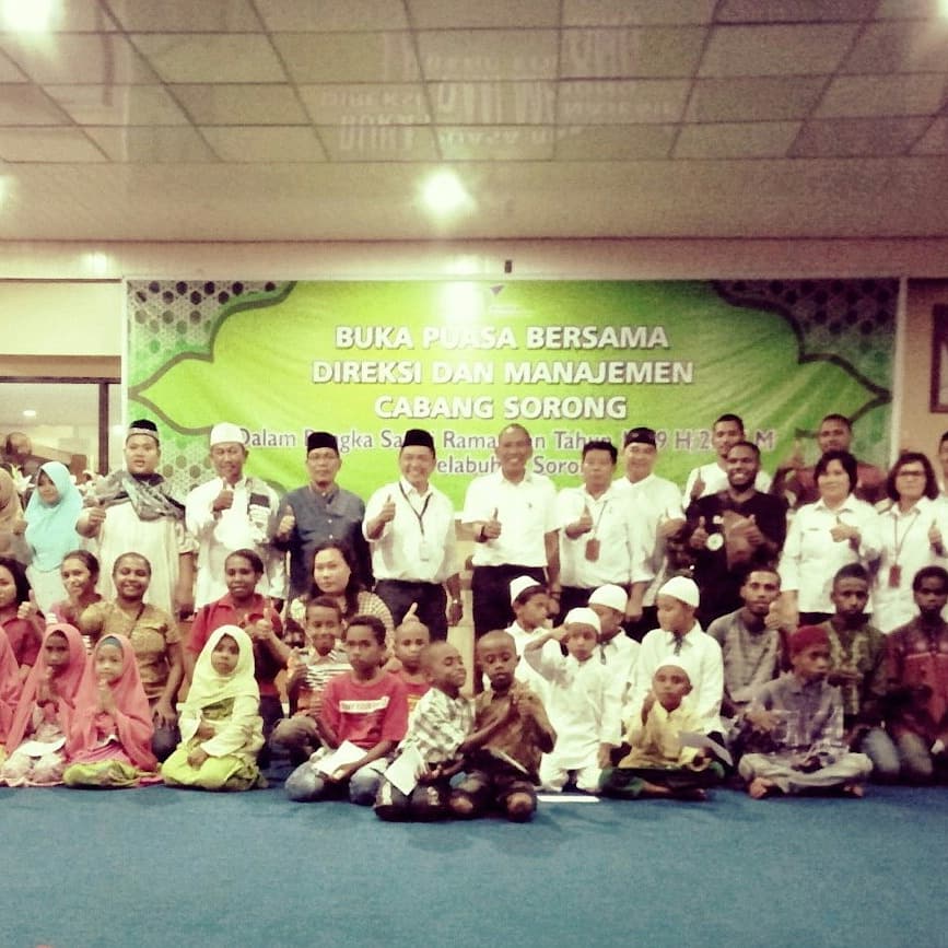 Direktur Keuangan PT Pelindo IV (Persero), Yon Irawan melakukan Safari Ramadan sekaligus Buka Puasa Bersama di Cabang Sorong.

#pelindo4
#safariramadan
#direksi