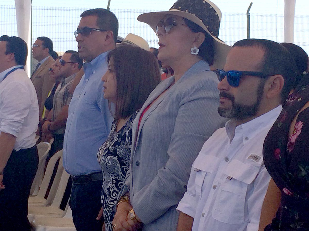 SECOB_Ec's tweet photo. Ing. @JorgeWated estuvo presente el evento de la Firma del Contrato para  dragado en el Terminal Pesquero y Cabotaje del Puerto de Manta junto a  @marialevicuna. @Presidencia_Ec @Lenin https://t.co/n3aEbGBhFz