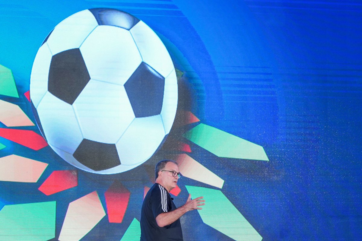 LigaBBVAMX's tweet photo. #NOTA: Marcelo Bielsa compartió con la Familia del Futbo Mexicano.
https://t.co/Bsz9jxd5kw
#RAMF2018 https://t.co/SpEhJ2R7l8