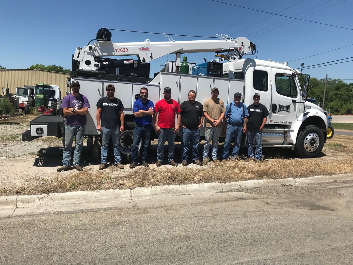 snag717's tweet photo. Great to see some of the Landoll Service Crew today! Good things happen when Service, Sales, and Engineering get together! #landoll https://t.co/b2Hc4ZpCmT