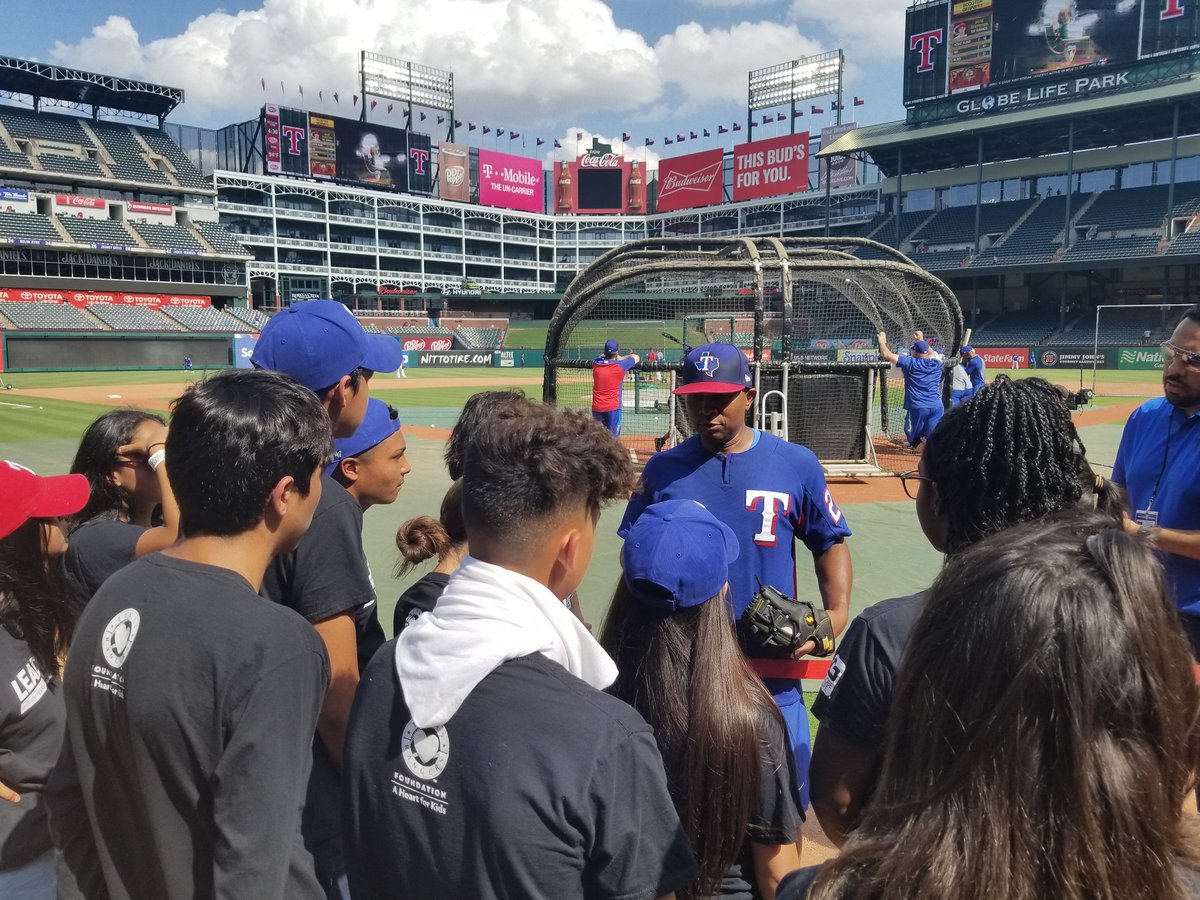 Carterjhs's tweet image. Our @Rangers Leading off group got to be on the field during batting practice today &amp;amp; got some inspirational words from short stop @JURICKSONPROFAR ,GM @Bannyrooster28 ,&amp;amp; 3rd base coach Tony Beasly! Thank y'all for taking time to come over and talk to us! #SamStrong #CougarPride