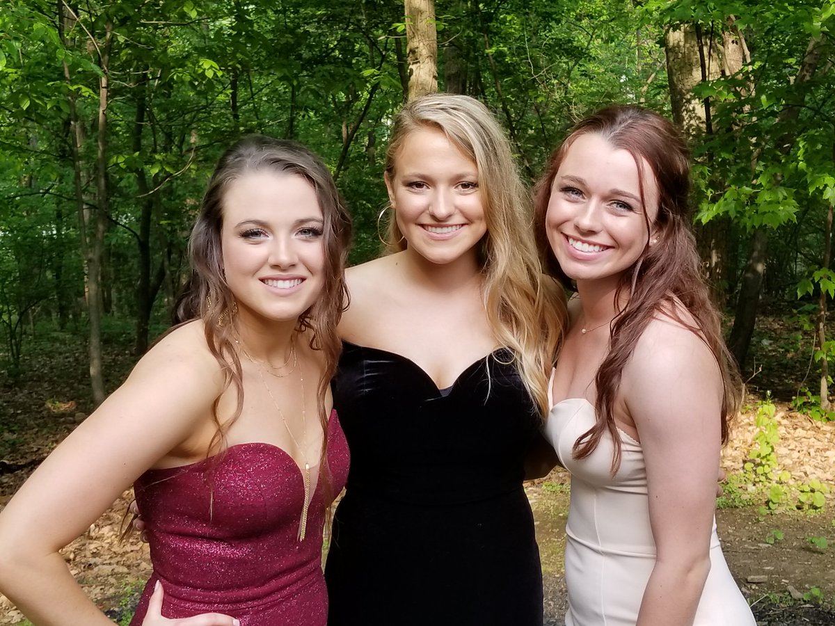 MitchHukill's tweet photo. Congrats Cam, Bri, and Paige!!! - Love Mom and Dad Hukill #HSDGraduation2018 https://t.co/P6v3mxc6w4