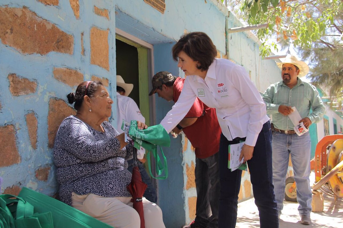 RocioRebolloM's tweet photo. En recorrido por Francisco I. Madero, estuve saludando y platicando con la gente. 
¡Gracias por darse el tiempo de escuchar nuestras propuestas! 

¿Qué queremos? #AvanzarContigo y que nuestras familias vivan mejor. ¿Cómo lo vamos a hacer? Trabajando juntos. https://t.co/vJrYQxdhXh