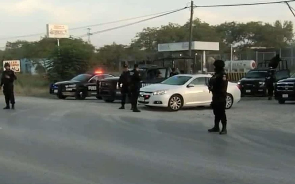 Encuartelan y desarman a 92 policías de Cadereyta, Nuevo León De9g4aPUYAAFeta