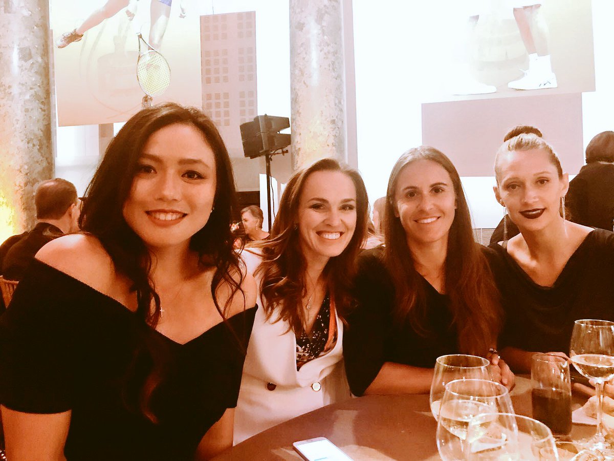 En la Gala de los Campeones 🏆 de @ITF_Tennis. Nice dinner with <a href="/mhingis/">Martina Hingis</a> y <a href="/LatishaChanYJ/">詹詠然 Latisha Chan</a>. 😃
