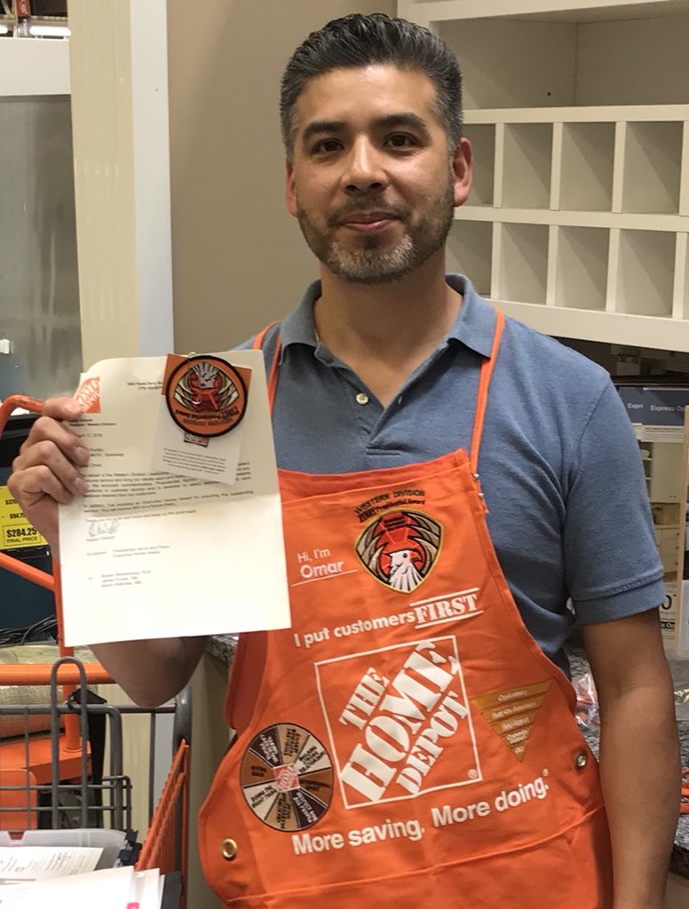 greenlee_kevin's tweet photo. CONGRATULATIONS! To Omar for receiving his Presidential award and apron for WORLD CLASS SERVICE!  He inspires us all to be great.  @THDJamesEccles @jenny_helme https://t.co/3g2TEWLP8u