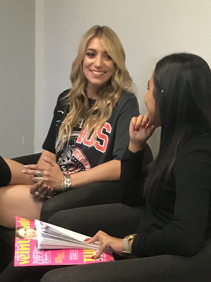 Revista20s's tweet photo. Estamos en #FacebookLive con la cantante @_Alexamusic . Corran 🏃🏻‍♀️ y entérense de los detalles. @Revista20s #BuenMartes @mtvmiaw #AlexaLace 💁🏻‍♀️✨ https://t.co/NHMR64irZO