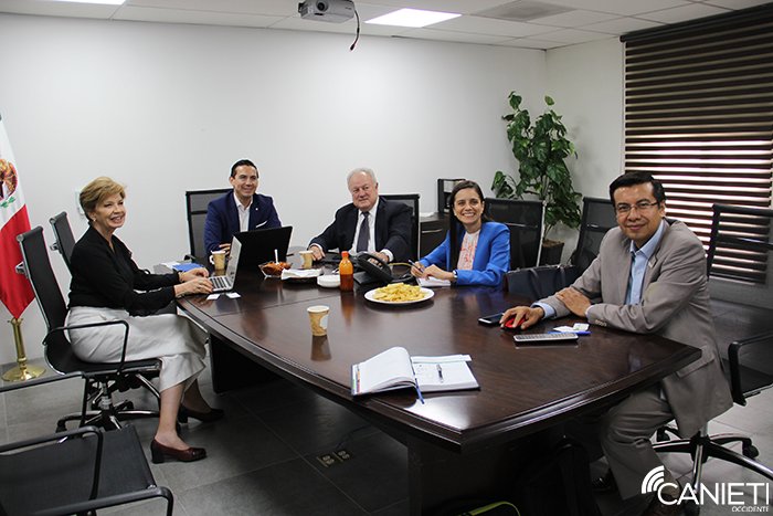 CanietiGDL's tweet photo. #Almomento nuestro presidente @Isaac_CANIETIO  presenta el ecosistema de alta tecnología de occidente al Sr. Enrique Egloff presidente de @CIndustriasCR así como a la delegación de Costa Rica; deseamos que tengan una excelente estancia en tierras tapatías. https://t.co/6rcUUbg9hF