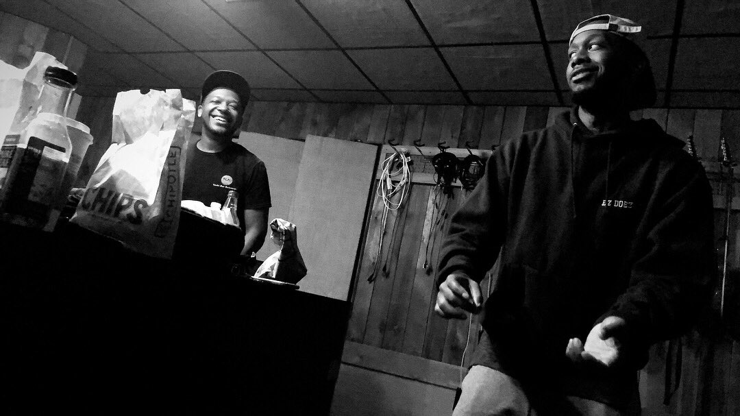 Good people, smiles &amp; good smoke. #EzDoezit #EzDoezitcollection 

📸: <a href="/Lizzmatic/">Lizzy</a> 
🧥🧢: <a href="/BEZStylz/">B.E.Z Stylz</a>