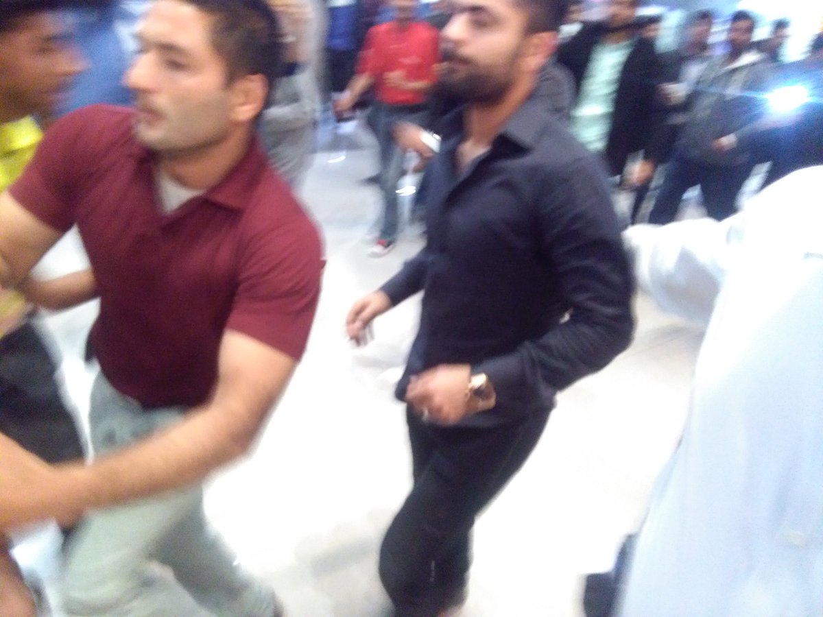 iUswah_19's tweet photo. #OldClicks
Ahmad Shahzad Surrounded by Fans at Emporium Mall (I met him that day❤)
Despite of security around, not letting the players to stop for selfies ,He still did & i wz able to take one with him #BestDay it was😍
He's always Sweet & humble twrds Fans☺
#FansAreInHeart 💕 https://t.co/Fnmjkt0aLs