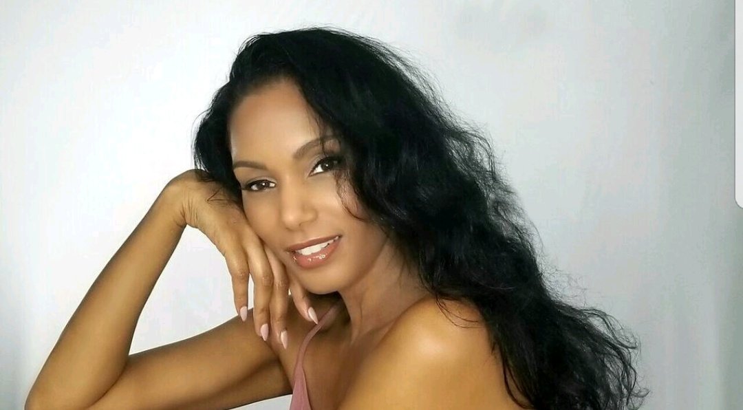 KimberlyCaines's tweet photo. Hi Fam, BAD news... There's no new YouTube vid this week😭 due to me moving over the weekend. GOOD news... My new studio is lit and there will be a new vid. again next week.😄. Meanwhile check my channel if you're bored💋 https://t.co/f8WVvK7aBD. @BBlogRT #quickmessage https://t.co/GucuPFoCLB