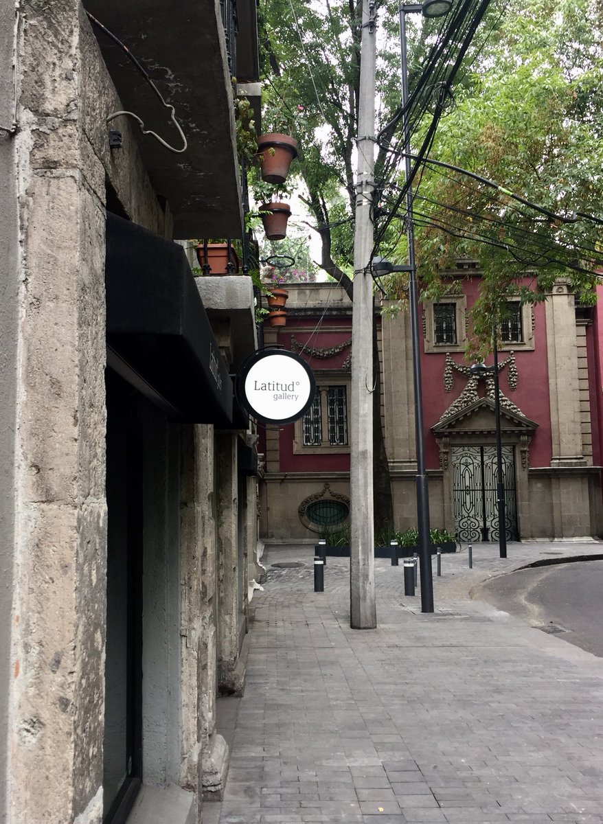 ¡Ven y conoce nuestro espacio! Estamos en frente de la Plaza Río de Janeiro. #69 📸 #arte #cdmx #modamexicana #fotografiacdmx