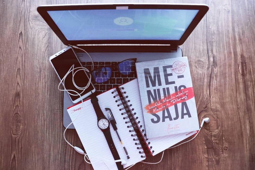 "Menulis saja! Sepintas ungkapan itu sederhana saja. Tidak perlu banyak bertanya, ya menulis saja." #bambangtrim #institutpenulisid #menulissaja

Narahubung: Sofa 0815-1989-8054