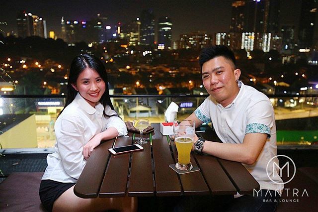 mantrabarkl's tweet photo. A date ❤️ cold beer 🍺 cocktail 🍸 and that view 🌃 Can’t go wrong! 
#mantrabarkl #mantra #nightlife #kl #bangsar #datenight #couples #rooftopbar #rooftoplounges #viewsofkl #rooftopsofkl https://t.co/ksZRV8AUEx https://t.co/brimdq9xQa