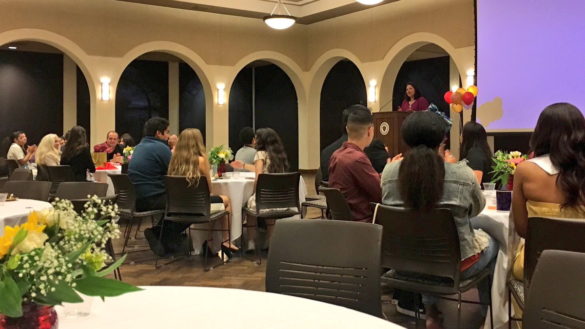 ElijahBonde's tweet image. Honored to have the opportunity to share some words of wisdom with the 2018 #NativeGraduates at @uofsandiego. Congratulations!